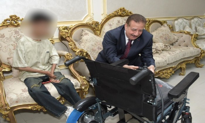 لفتة انسانية.. محافظ بورسعيد يستجيب لطالب ثانوية عامة ويهديه كرسياً كهربائياً