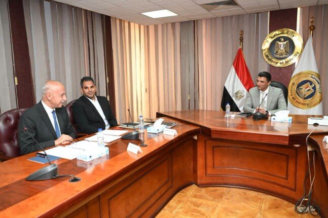 هاشم يستعرض مع «أونا» خطط التوسع في تصنيع المهمات والمكونات الكهربائية