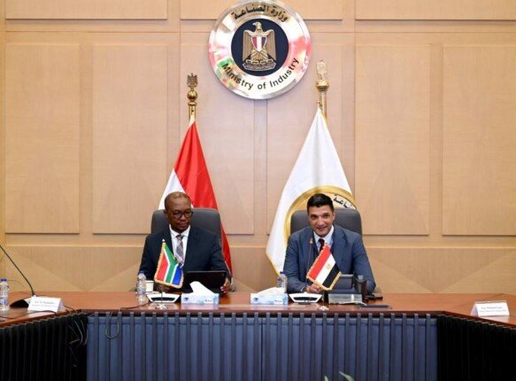 وزير الصناعة يبحث مع وزير التجارة الجنوب إفريقي سبل تحقيق التكامل الصناعي بين البلدين