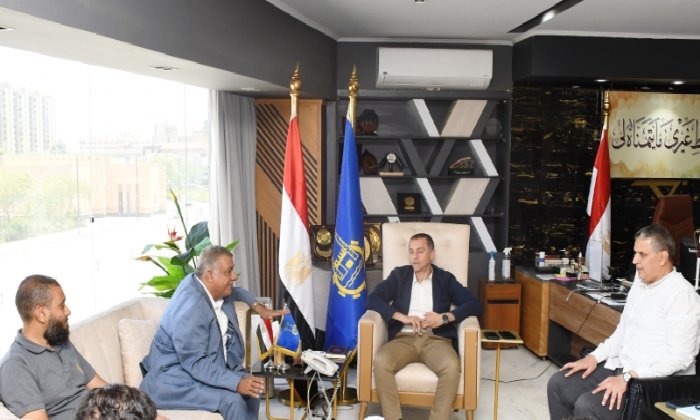 لاشين يستعرض مع مسؤولي مصنع أسمنت أسوان تنفيذ مشروع إنتاج الوقود البديل