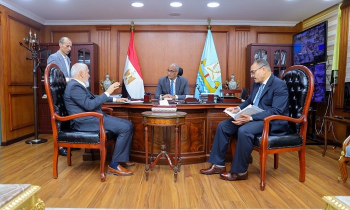 محافظ كفرالشيخ يبحث مع نواب البرلمان ملفات التنمية والخدمات العامة