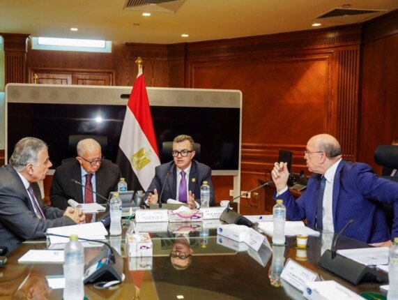 وزير التخطيط يستعرض خطة إعادة هيكلة بنك الاستثمار القومي لتعظيم الأصول