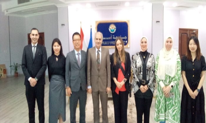 رئيس جامعة أسوان يستعرض جهود إطلاق برامج لتأهيل شباب الصعيد رقميا