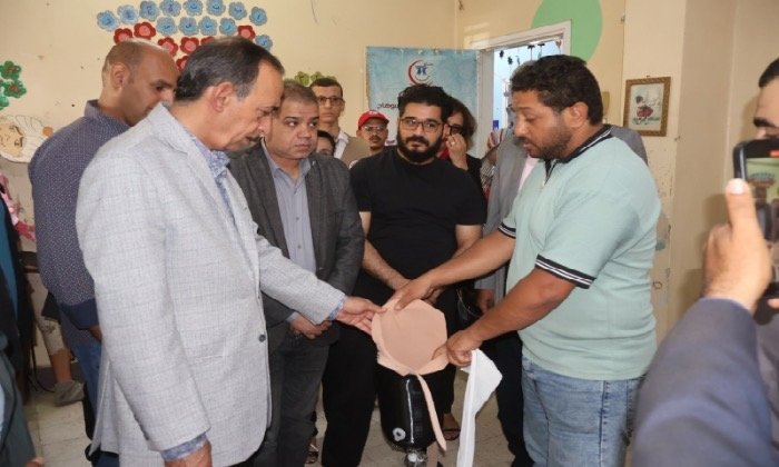 محافظ سوهاج يتفقد قافلة تركيب الأطراف الصناعية بالمجان بمستشفى الهلال الأحمر بالحويتي