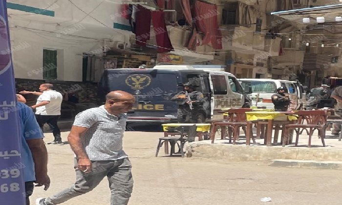 المتهم بقتل زوجته في الإسكندرية يمثل جريمته بمسرح الواقعة بحضور النيابة العامة