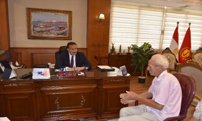 استجابةً لـ«السوشيال ميديا».. محافظ بورسعيد يدعم سائقًا مسنًا بعد سرقة سيارته