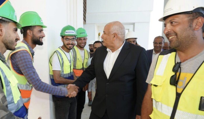 محافظ مطروح يتفقد منشآت رأس الحكمة الجديدة ويشيد ببرامج تدريب وتأهيل العمالة