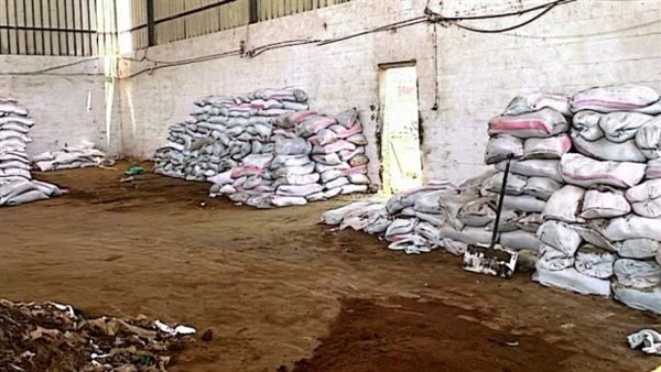 ضبط مصنع بدون ترخيص لتصنيع الأعلاف الحيوانية المغشوشة بالمنوفية