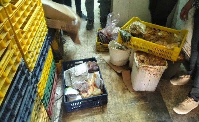 ضبط 100 كيلو لحوم ومصنعات غذائية غير صالحة للاستهلاك الآدمي بمطعم شهير في أسيوط