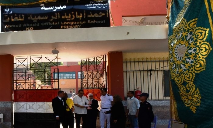 هدوء وانتظام وارتياح بين الطلاب فى أول أيام الثانوية العامة بأسوان