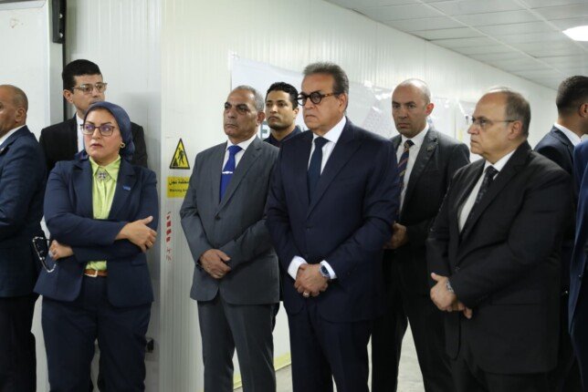 باستثمارات تصل لـ 12 مليار جنيه.. وزير الصحة يتفقد «مدينة اللقاحات والبيوتكنولوجي»