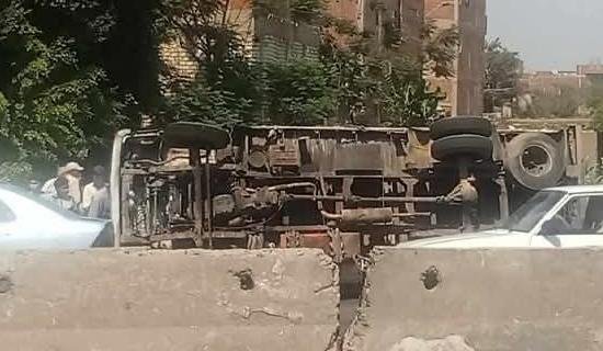 انقلاب سيارة محملة بالزجاج على الطريق الزراعي بالقليوبية
