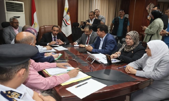 محافظ سوهاج يتفقد غرفة العمليات الرئيسية بمديرية التربية والتعليم ويتابع سير امتحانات الثانوية العامة