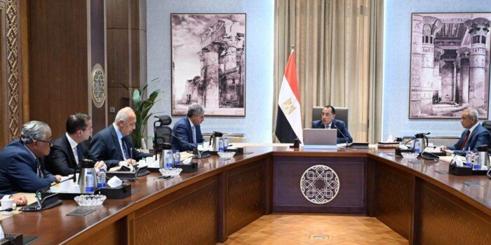 رئيس الوزراء يبحث مع المستثمرين خطة تنشيط السياحة وزيادة الحركة الوافدة