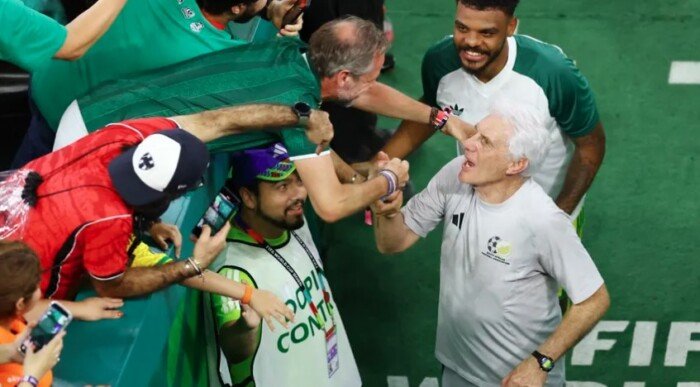 كأس العالم 2026.. مدرب جنوب إفريقيا بعد التأهل لدور الـ32: «قلبي كاد أن يتوقف عن النبض»
