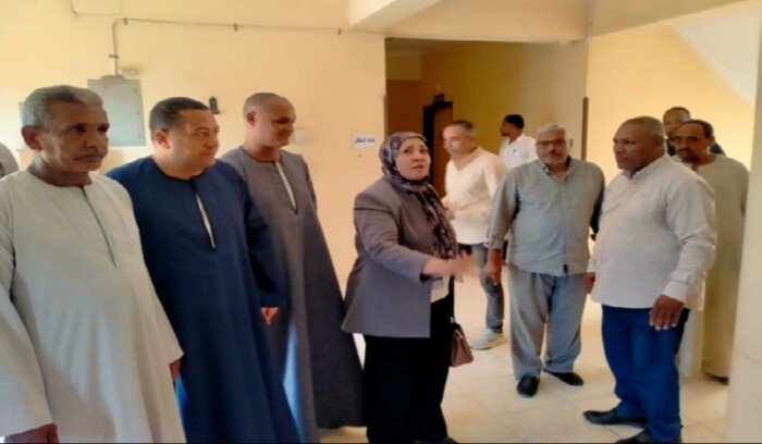 لجنة لمعاينة منفذ التأمين الصحي الشامل لخدمة أهالي الطود في الأقصر