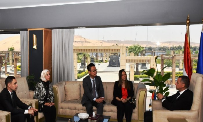 محافظ أسوان يستعرض جهود إنشاء أكاديمية رقمية عالمية لتأهيل الشباب في الذكاء الاصطناعي والأمن السيبراني