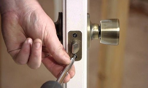 أسهل طريقة لفتح قفل الباب بخطوات آمنة وبسيطة