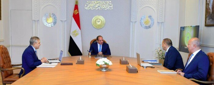 الرئيس السيسي يطّلع على معدلات الملاحة بقناة السويس.. ويؤكد ضرورة توطين صناعة الوحدات البحرية