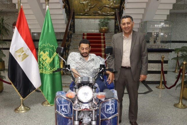 وفى بوعده في كفر شكر.. محافظ القليوبية يُهدي مواطناً من ذوي الهمم «موتوسيكل مجهزاً »