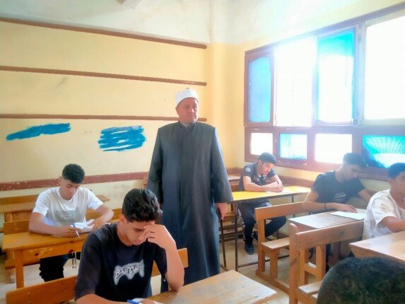 رئيس منطقة القليوبية الأزهرية يطمئن على انتظام امتحان اللغة الأجنبية الأولى بالقسم الأدبي