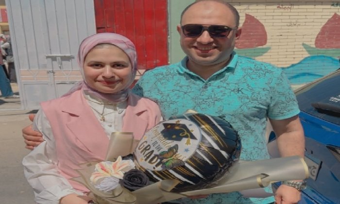 أسرة تستقبل ابنتها بالورود عقب انتهاء امتحانات الشهادة الاعدادية بمطروح