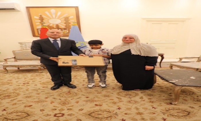 بعد لقائه بمعسكر الإيواء بالمقطم.. محافظ القاهرة يستجيب لطالب من ذوي الهمم ويمنحه لابتوب تحقيقا لحلمه في التعلم
