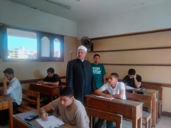 رئيس منطقة القليوبية الأزهرية يتابع امتحان الفيزياء بلجنتي الخانكة وشبين القناطر