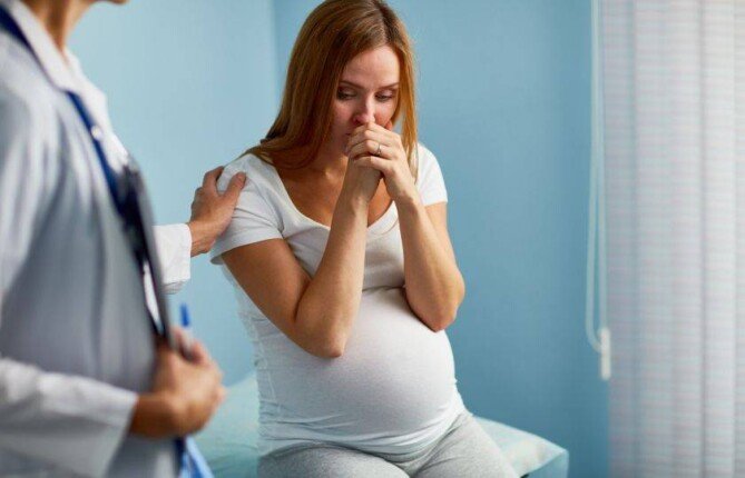 نفور من الطعام وغثيان وعسر هضم.. تغيرات فسيولوجية في الأشهر الأولى للحمل