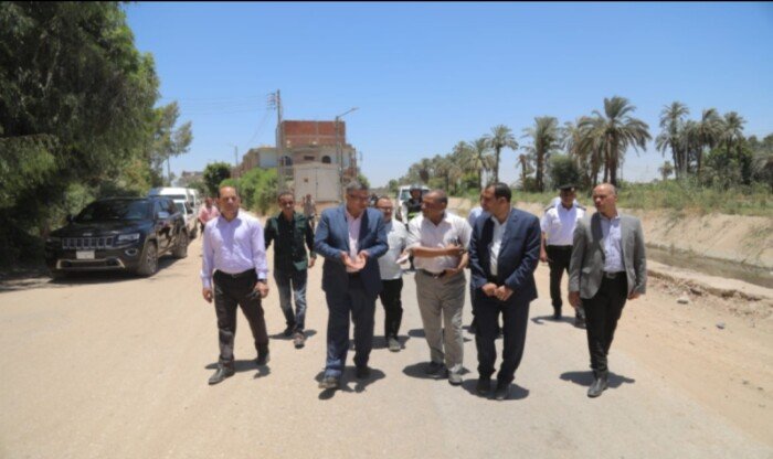 محافظ قنا يتابع مشروعات رصف وتطوير الطرق الداخلية بمركز الوقف