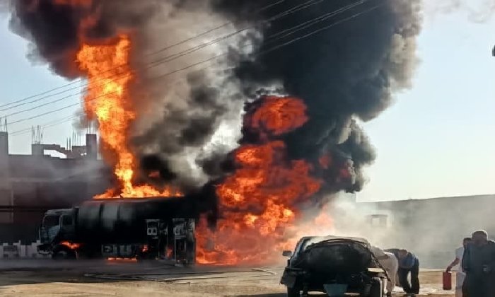 قبل وصول النيران للمحطة.. .إخماد حريق سيارة محملة بـ 20 طن سولار في الشرقية