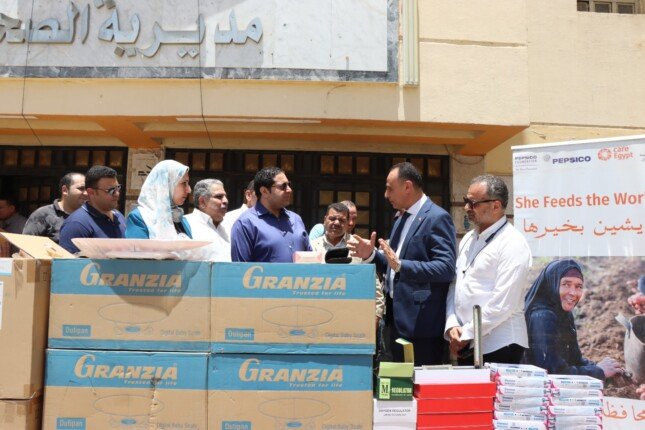ضمن «عايشين بخيرها».. تسليم 60 جهازًا ومعدة طبية لدعم 3 وحدات صحية ببنى سويف