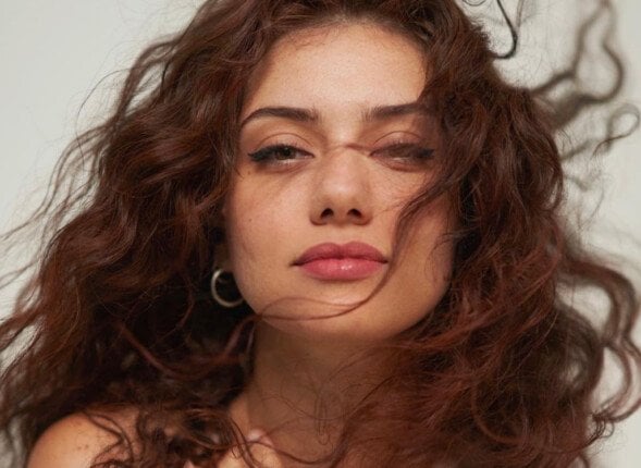 الفنانة جيهان الشماشرجي تصل لحضور محاكمتها في قضية «السرقة بالإكراه»