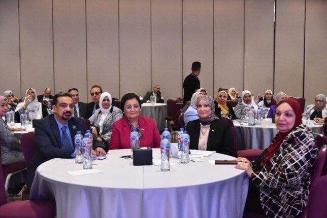 نقيب التمريض تستعرض الإجراءات القانونية وتسجيل القبالة في مصر