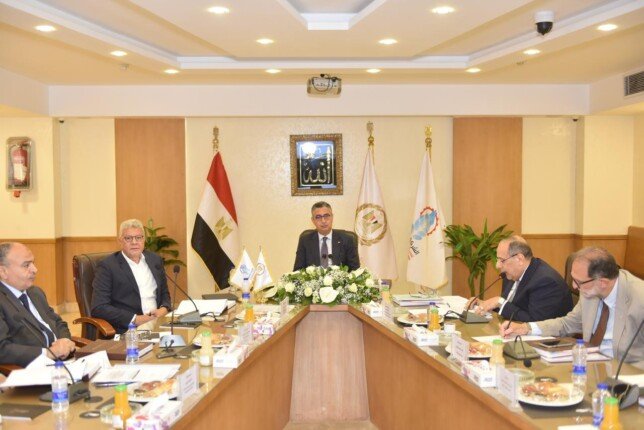 وزير التموين يناقش القوائم المالية ونتائج أعمال الشركة القابضة للصناعات الغذائية