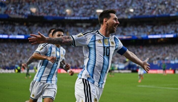نجم كندا يهدد عرش ميسي.. صراع الحذاء الذهبي يشتعل في كأس العالم 2026