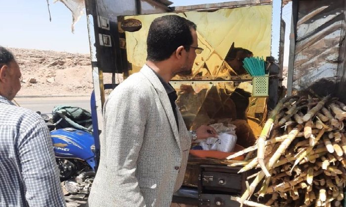 سحب 9 عينات من العصائر وتحرير 11 محضراً خلال حملات رقابية بأسوان