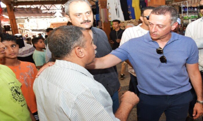 محافظ أسوان يوجه بتشميع المحلات المخالفة وتشديد الرقابة على الأسواق