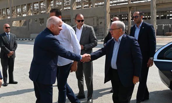 نائب رئيس الوزراء يتفقد شركة «سيجوارت» الرائدة في صناعة الفلنكات الخرسانية