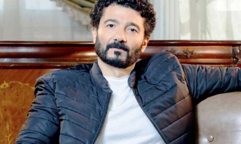 «رحلة الكابتن مع فريق البنات».. خالد النبوي يروج لـ «طاهر المصري»