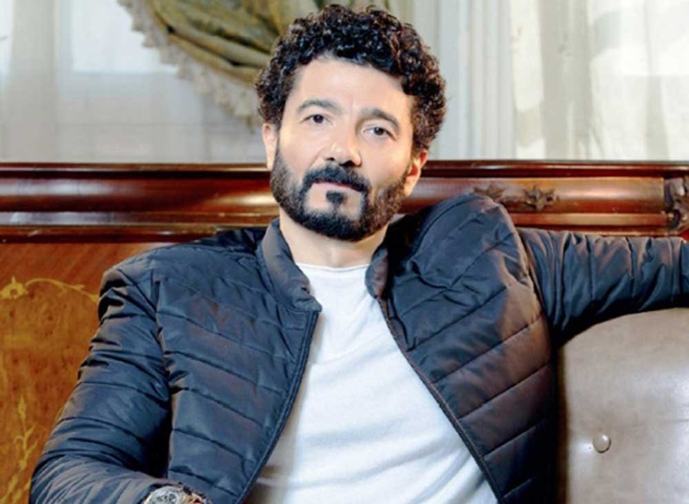 «رحلة الكابتن مع فريق البنات».. خالد النبوي يروج لـ «طاهر المصري»