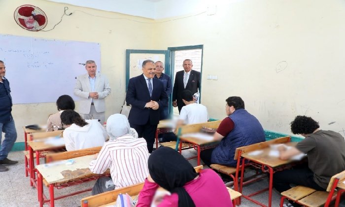 محافظ الشرقية يتفقد لجان امتحانات الثانوية العامة ويؤكد توفير بيئة امتحانية آمنة ومنضبطة