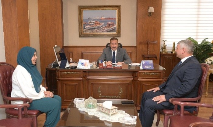 محافظ بورسعيد يستعرض مع العضو المنتدب لمصر للأسمنت الاستعدادات لبدء أعمال تطوير شارع الحميدي