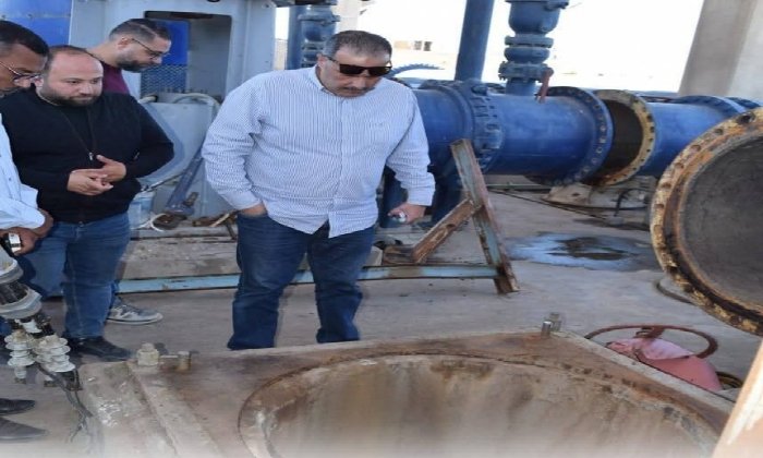 رئيس «مياه القناة» يجري جولة مفاجئة علي المحطات لمتابعة انتظام العمل
