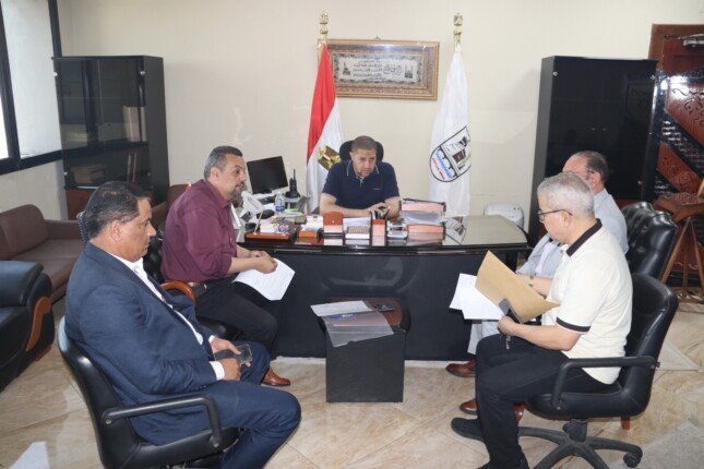 السكرتير العام لبني سويف يستعرض آليات تحصيل مستحقات الدولة بمشروعات تطوير الصرف الزراعي المُغطى