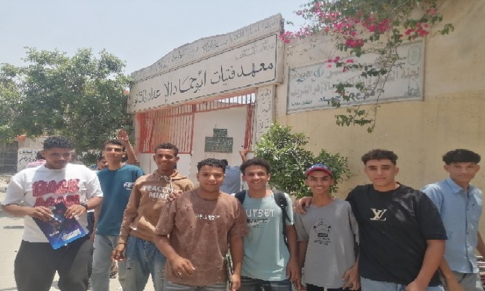 امتحان الإنجليزي يرسم البسمة على وجوه طلاب الثانوية الأزهرية في الشرقية