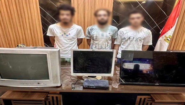 بأسلوب كسر الباب.. ضبط تشكيل عصابي تخصص في سرقة المساكن بروض الفرج