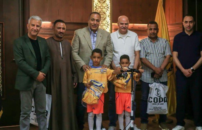 عشق يتوارثه الأجيال.. الإسماعيلي يكرم طفلين تبرعا بمدخراتهما لدعم النادي