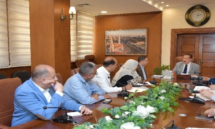 محافظ بورسعيد يستعرض معدلات تنفيذ المشروعات الجارية