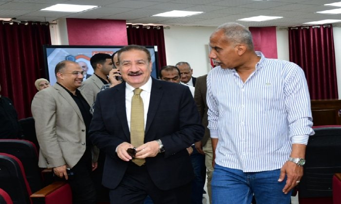 محافظ بورسعيد يتفقد غرفة عمليات امتحانات الثانوية العامة في أول أيامها
